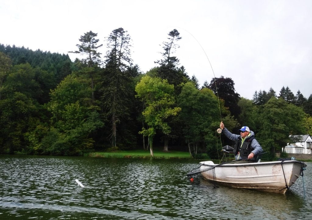 Gludy lake Boat Playing Fish